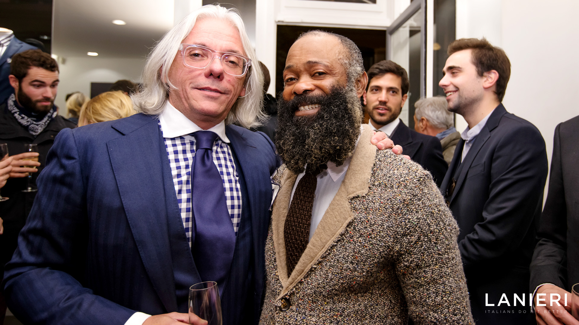 Sulla sinistra Hugo Jacomet, fondatore del popolare sito Parisian Gentleman, posa per una foto con un ospite dell'evento