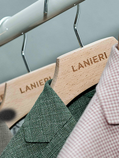 Cintres en bois pour des costumes Lanieri
