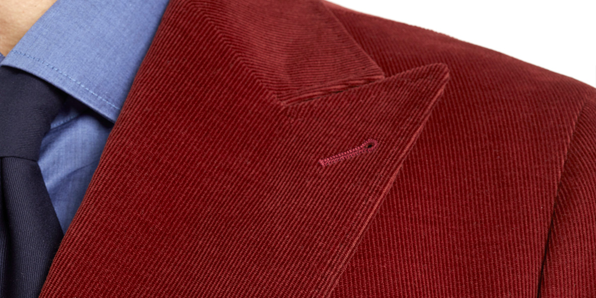 Wide-peak collar on jacket in red velvet ribbed Wide pointed lapel on jacket in red velvet ribbed