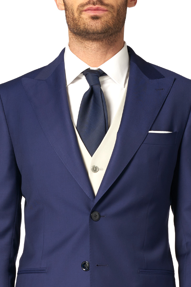 Peaked collar on a two-button blue jacket Peak lapel on a two-button blue suit