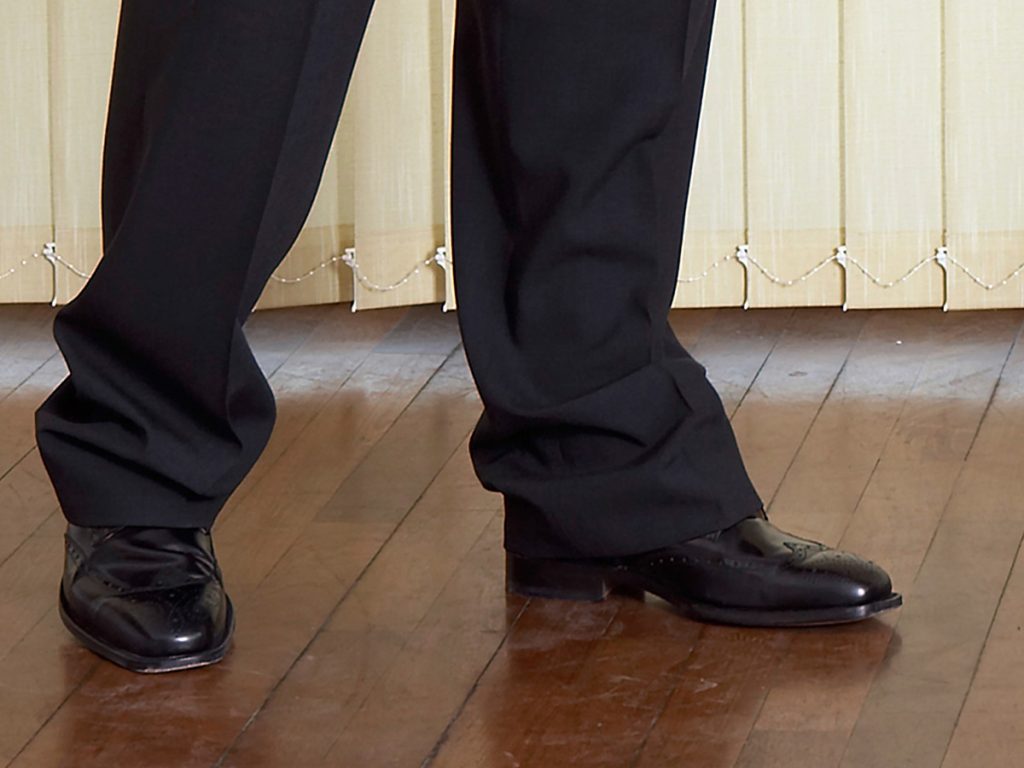 Dettaglio su un paio di pantaloni troppo lunghi